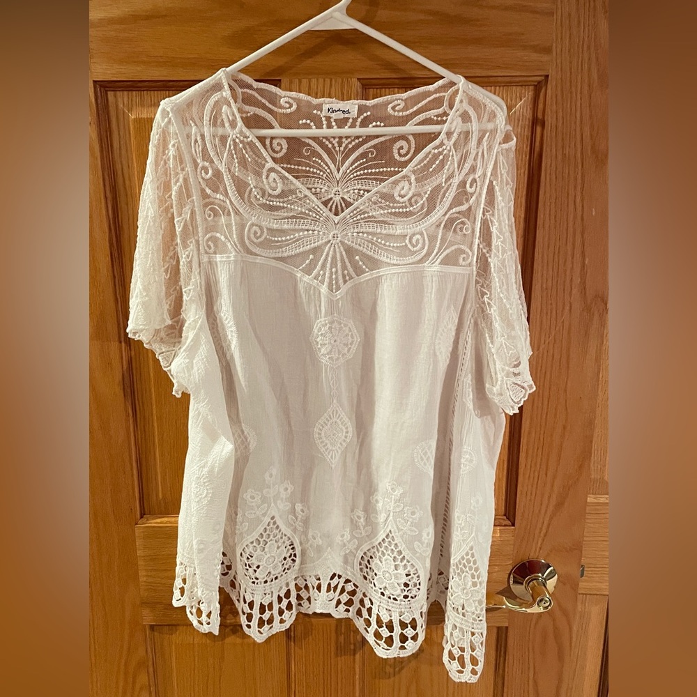 Chic White Embroidered Blouse